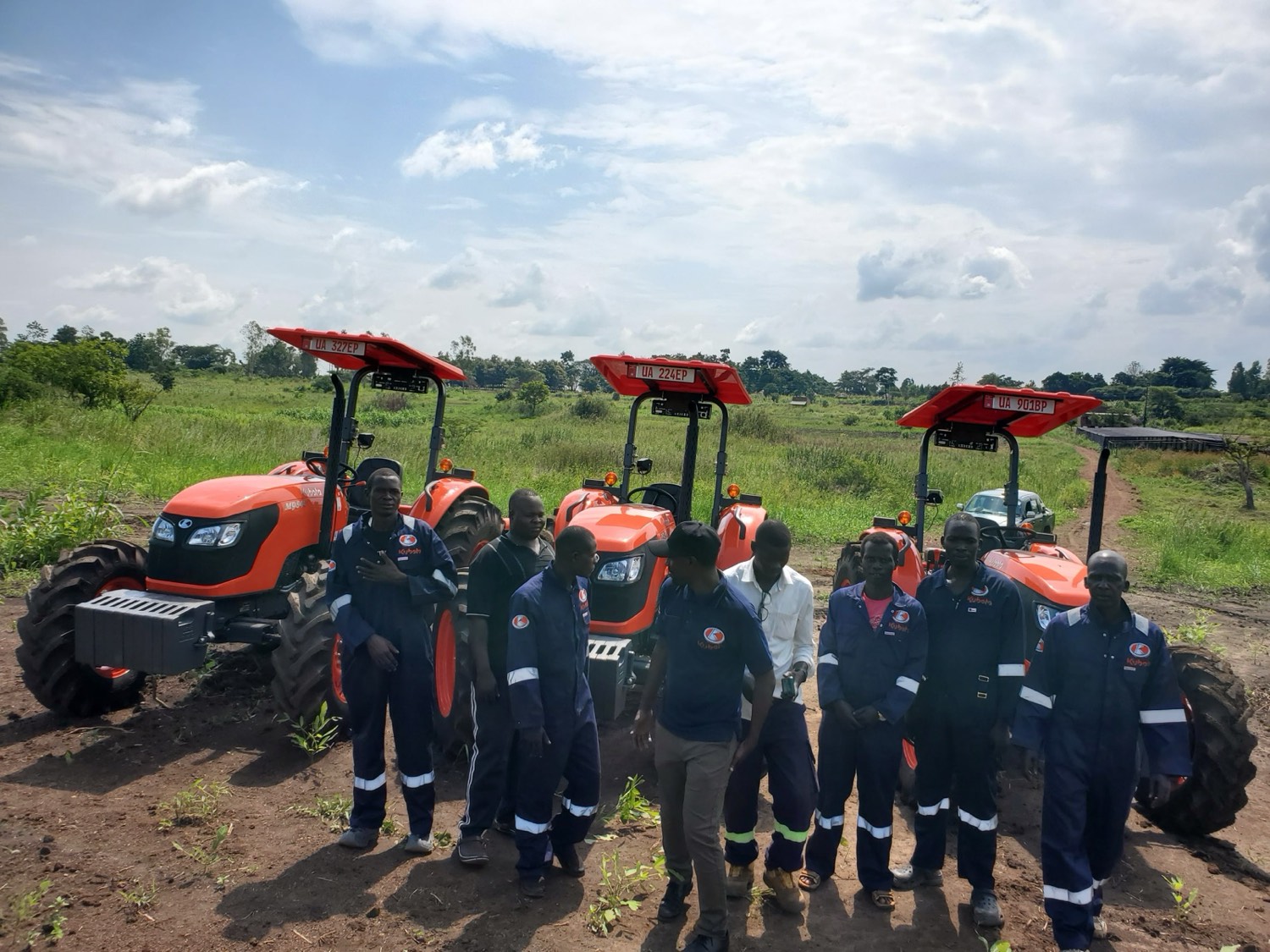 The NUTOFA operator cohort together in the field at the Lakang demonstration site